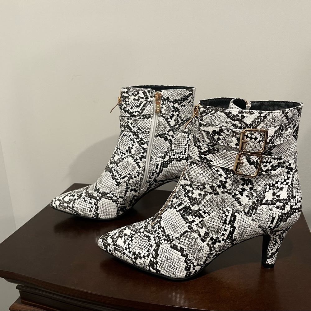 🖤 Black and white snake skin booties 🖤